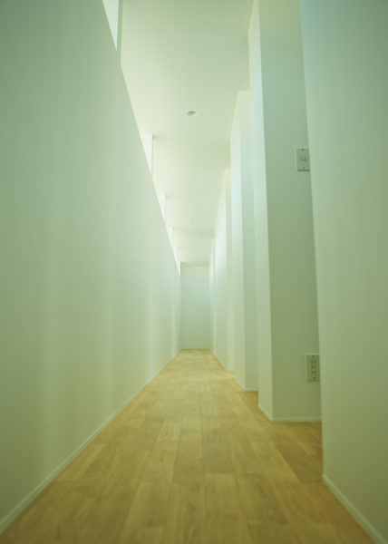 白い住宅廊下